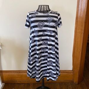 Lularoe black and white Carly